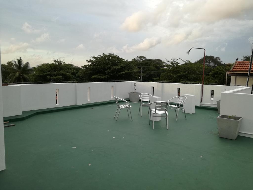 Hôtel Bianco Terrace à Negombo Extérieur photo