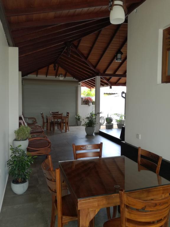 Hôtel Bianco Terrace à Negombo Extérieur photo